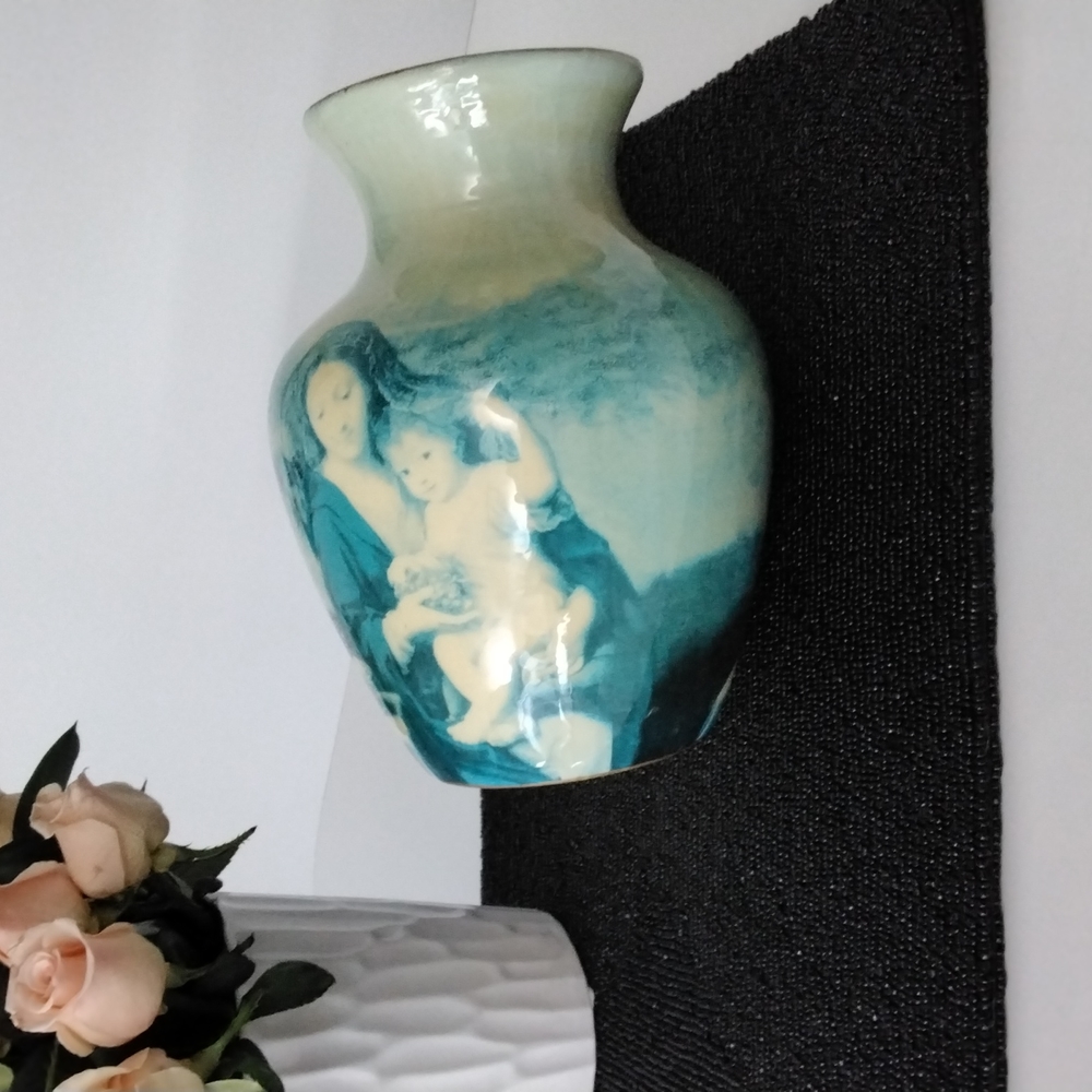 Vintage vase with Madonna and child pictured on two sides. - Picture 3 of 8